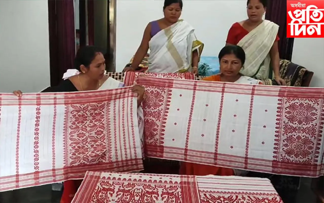 কাজিৰঙাৰ মহিলাই তাঁতৰ শালত ৰচিছে আশাৰ সপোন
