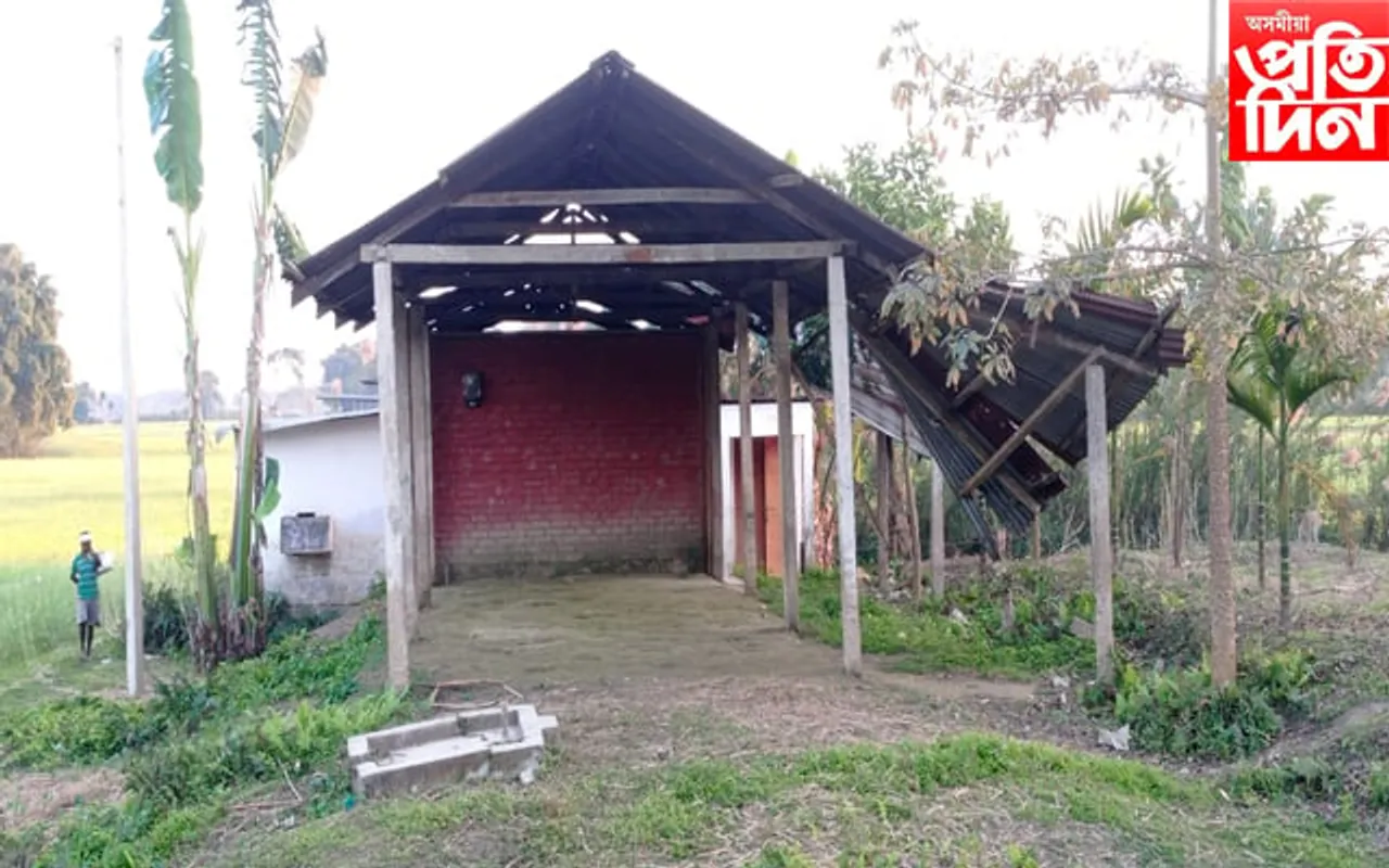 নাম হে 'আদৰ্শ গাঁও' দীৰ্ঘ দিনে দেখা নাই উন্নয়ণৰ মুখ