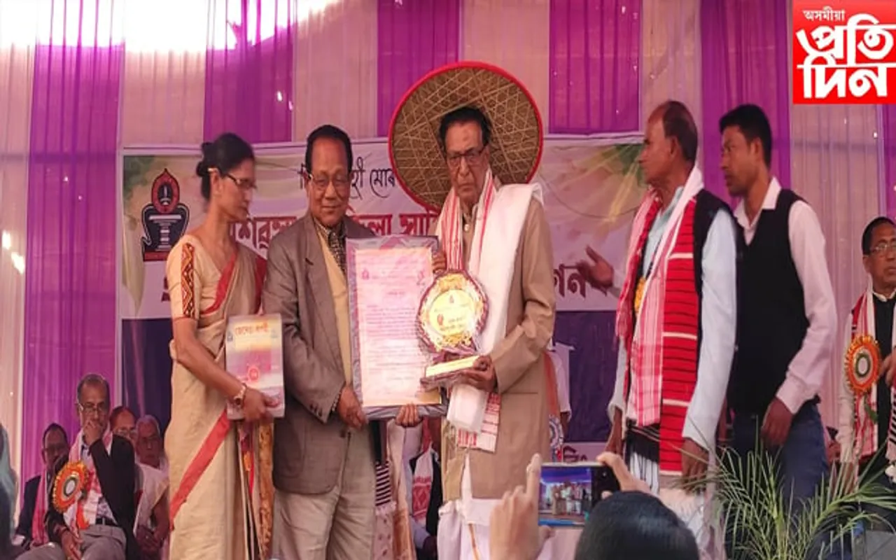 সু-সাহিত্যিক নীলমণি মহন্ত লৈ 'ডম্বৰু কাকতি সোঁৱৰণী সাহিত্য বঁটা'