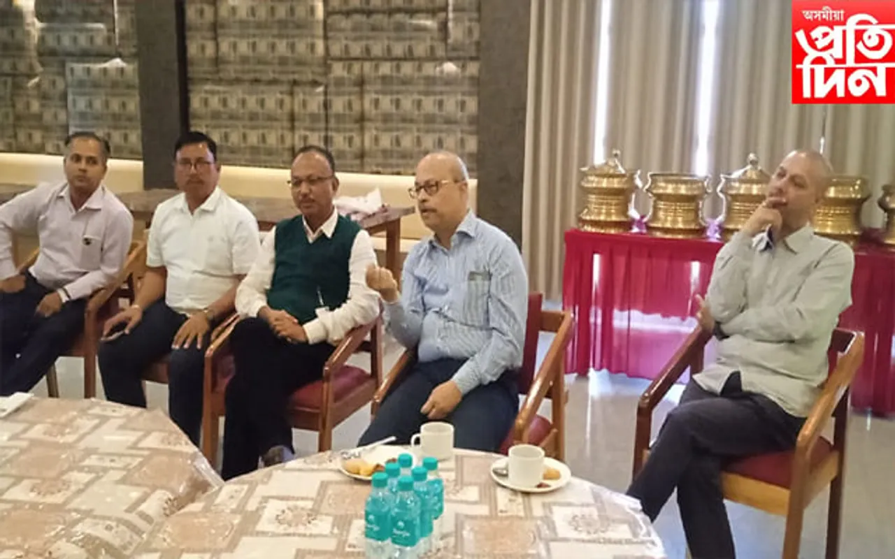 সাংবাদিকৰ সৈতে নুমলীগড় শোধনাগাৰৰ পৰিচালন সঞ্চালকৰ  মত বিনিময়