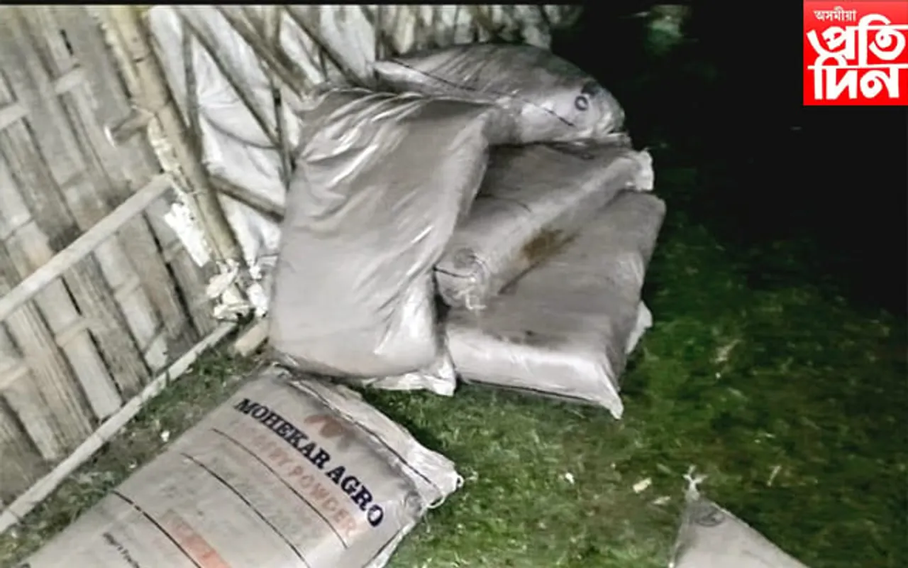 নামৰূপ বিভিএফচি দেইলী বজাৰত ৩২ বস্তা লালী গুৰ জব্দ