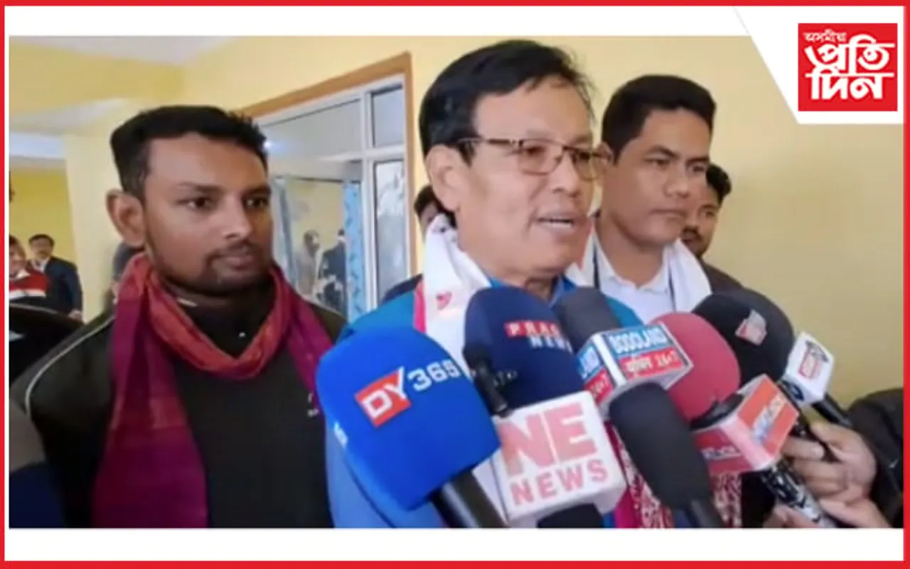 বাক্সাত মন্ত্ৰী উৰ্খাও গৌৰা ব্ৰহ্মৰ উপস্থিতিত প্ৰধানমন্ত্ৰী ফচল বীমা যোজনাৰ অধীনত পলিচি প্ৰদান 