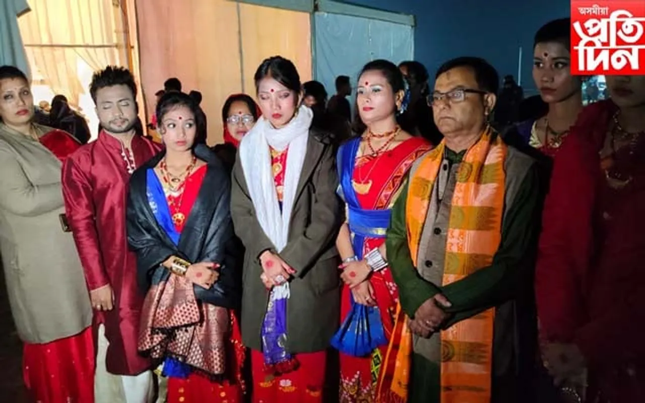 নাৰায়ণপুৰ সাহিত্য সভাত সুৰাৰ ৰাগীত শিল্পীক গতিয়ালে মঞ্চৰ পৰা...