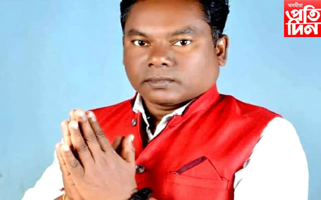 পৰিয়াল আৰু গাঁওবাসীৰ উপস্থিতিত বিজেপি নেতাক নিৰ্মমভাৱে হত্যা...