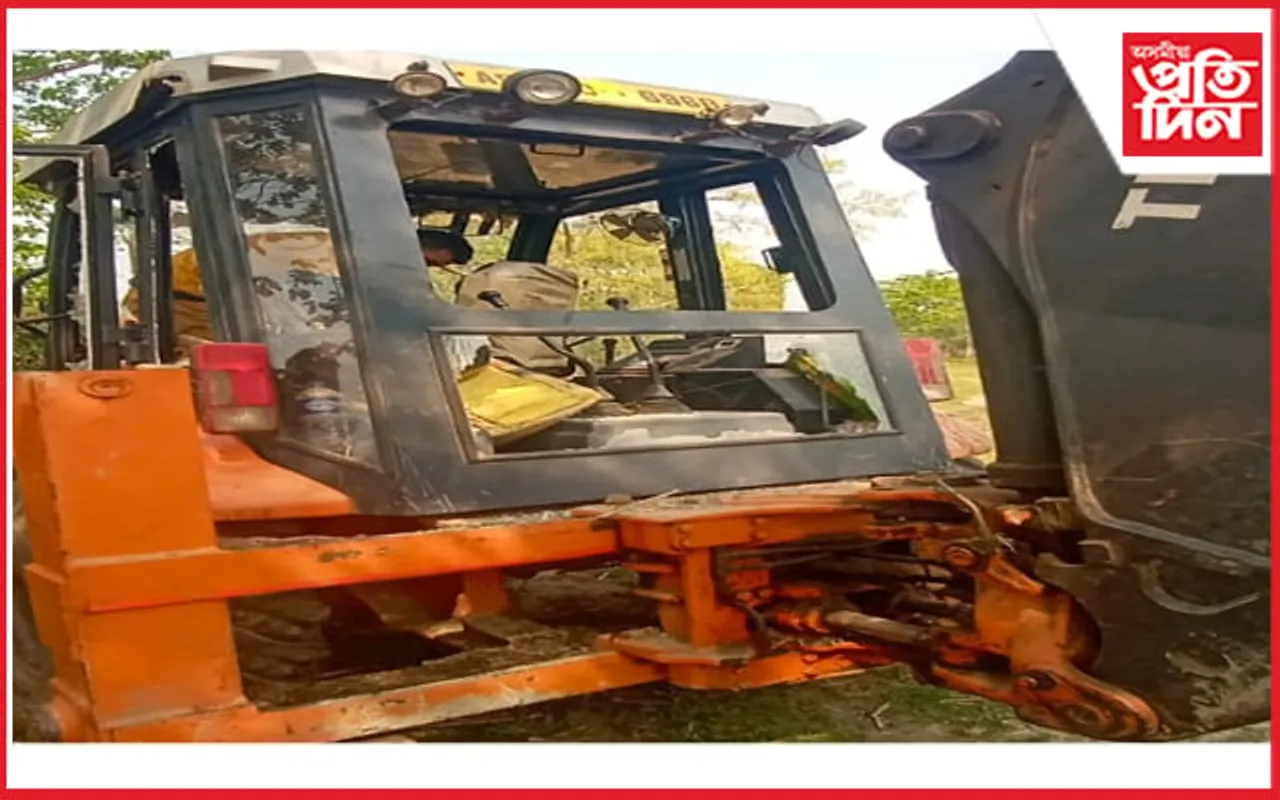 বুঢ়াচাপৰি অভয়াৰণ্যৰ লাঠিমাৰি চৰত উচ্ছেদিত লোকে ভাঙিলে এক্সেভেটৰ
