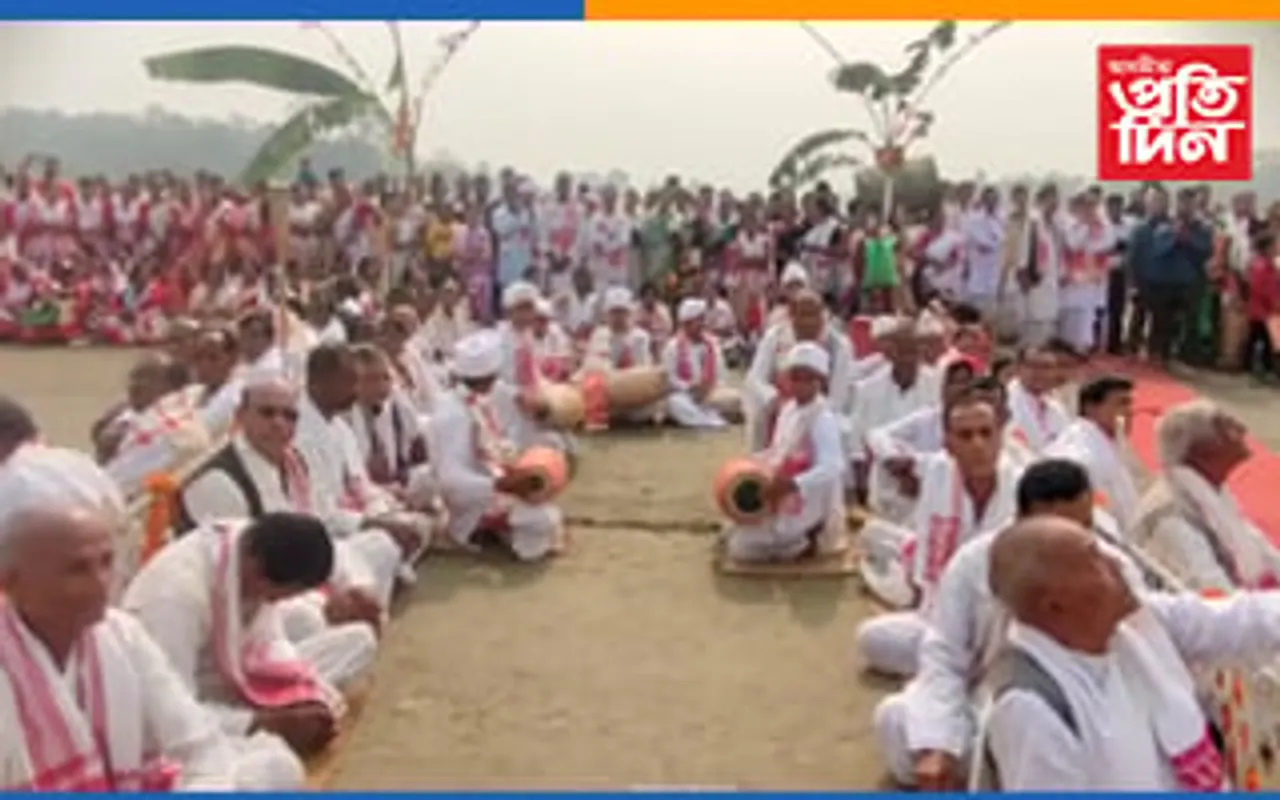 গৌৰৱোজ্বল ২২৬ বছৰীয়া বাৰেচহৰীয়া ভাওনা মহোৎসৱৰ ধৰ্মধ্বজা উত্তোলন 