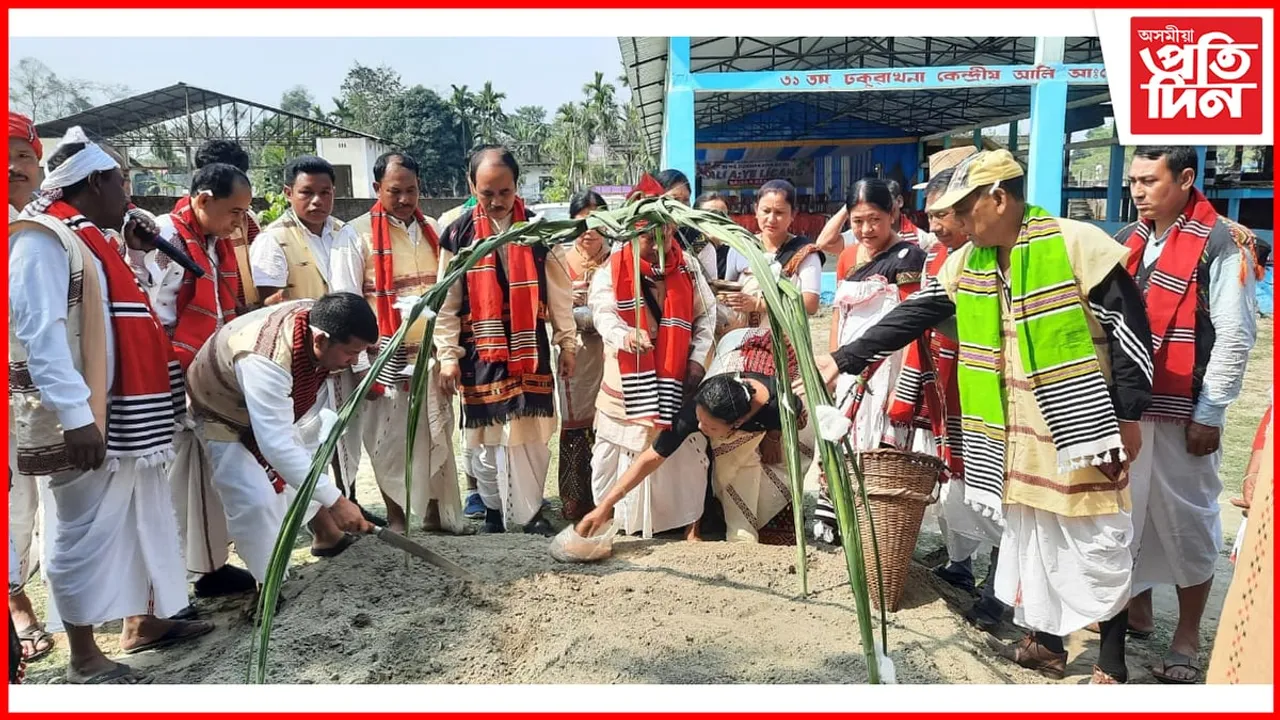 আলি আয়ে লৃগাঙৰ ছন্দত বিধৌত ঢকুৱাখনা