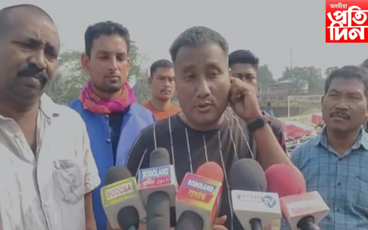  হাগ্ৰামা মহিলাৰীক ধন্যবাদ জ্ঞাপন বিটিচিৰ কাৰ্যবাহী সদস্য ৰাকেশ ব্ৰহ্মৰ, কাৰণ...