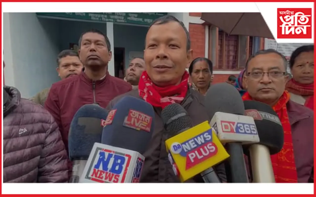 চাবুৱাত শ্ৰেণী কোঠা এৰি প্ৰতিবাদত নামিল শিক্ষক...