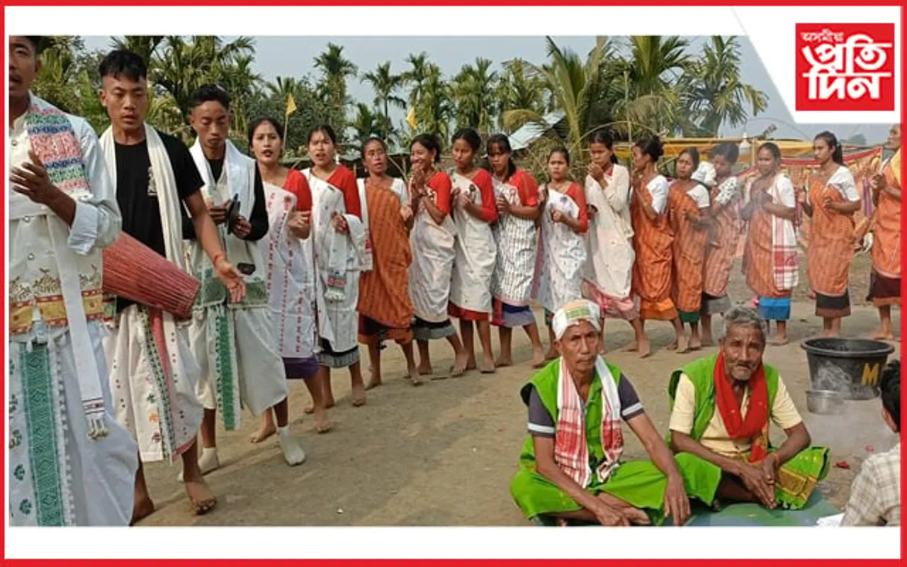 কাৰ্বি জনগোষ্ঠীৰ পৰম্পৰাগত "হেম্ফু কোৰোচাৰ লক্ষীমন" উৎসৱেৰে মুখৰিত কাজিৰঙাৰ ইংলেপথাৰ...