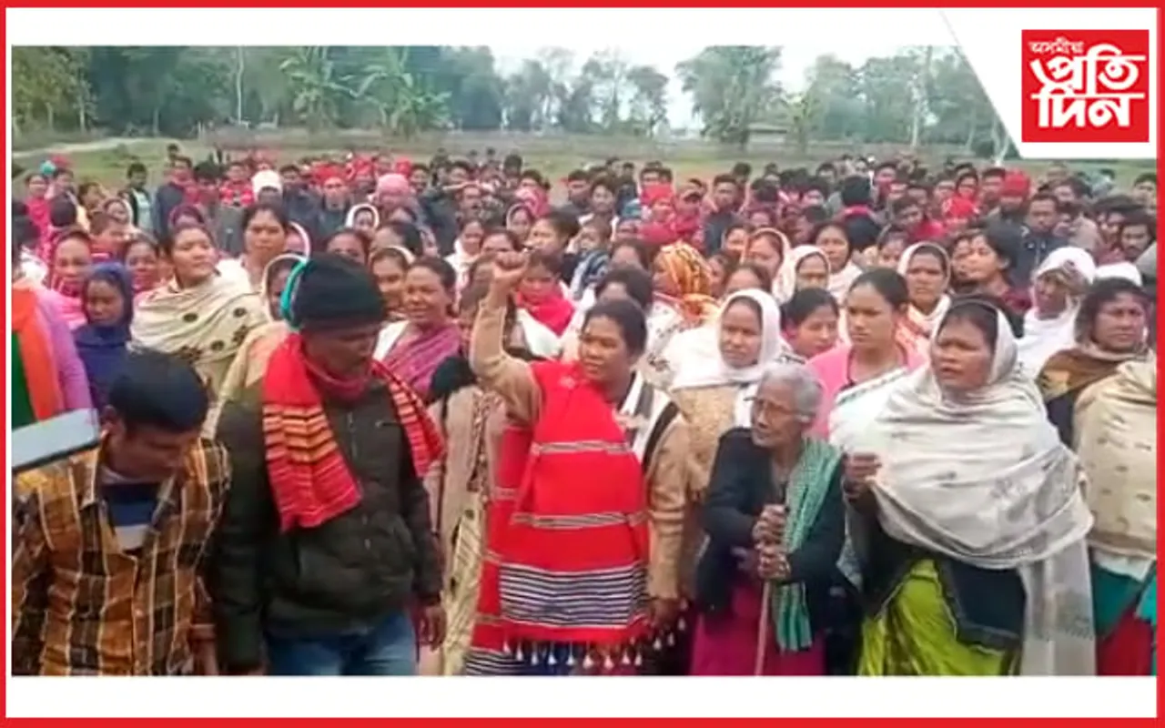 পূব তেলাহীক মাজুলীৰ সৈতে চামিলৰণৰ দাবীত জনতাৰ প্ৰতিবাদী কাৰ্যসূচী