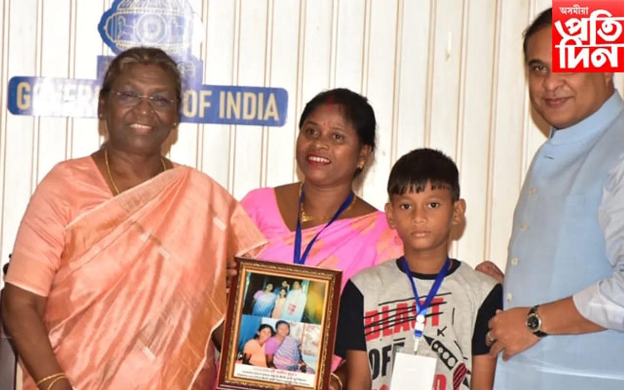 এসময়ত ৰাষ্ট্ৰপতি দ্ৰৌপদী মুৰ্মুৰ সৈতে থকা ৰুক্মিণীৰ হিয়া ভগা কান্দোন...