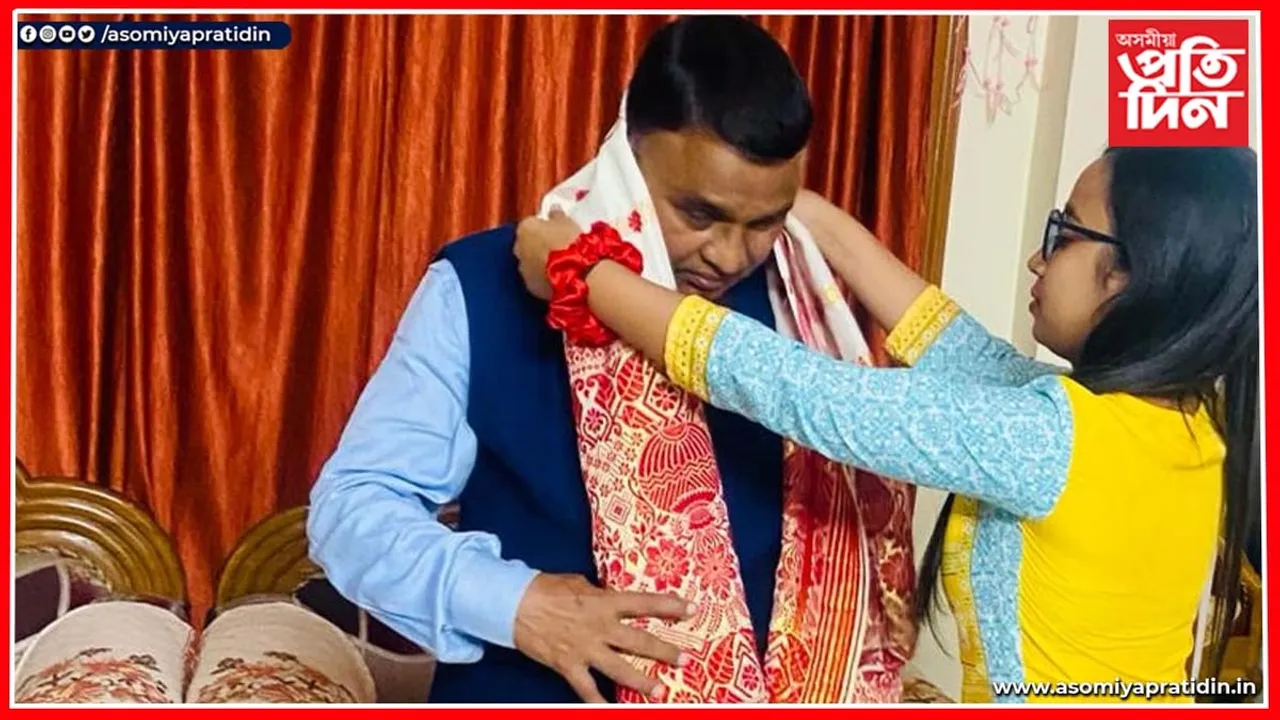 বাতৰি কাকত বিতৰক তথা এম পি বুক ষ্টলৰ স্বত্বাধিকাৰী পৱন আলি শইকীয়ালৈ সন্মানীয় ডক্টৰেট ডিগ্ৰী...