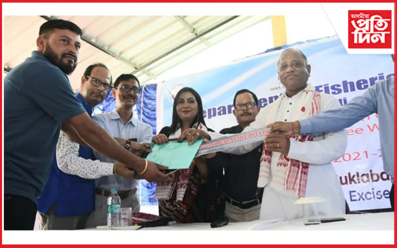 RIDF 26ৰ অধীনত ৰিফিজাৰেটৰ সংলগ্ন তিনিচকীয়া বাহণ বিতৰণ 