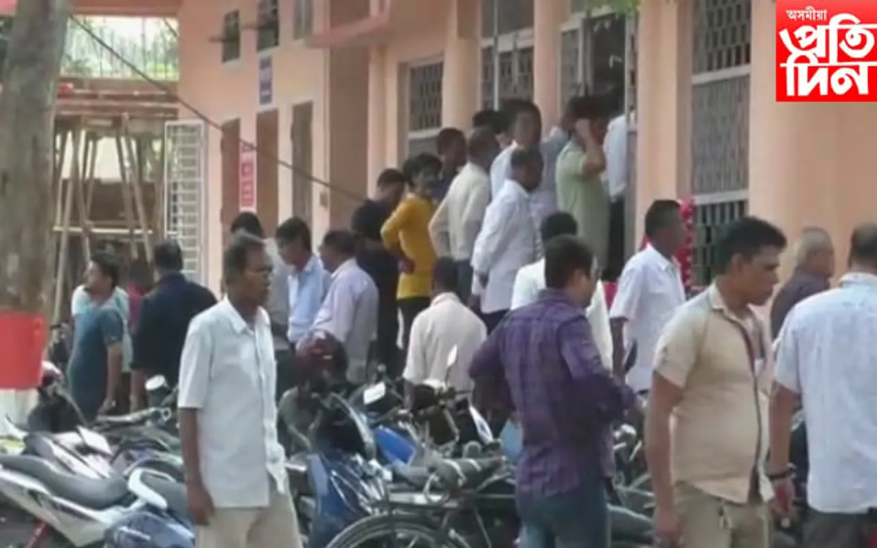 অত্যাধিক  কৰৰ পৰা পৰিত্ৰাণ পাবলৈ ওলাই আহিল জনতা...