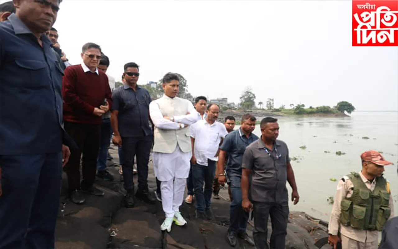 ব্ৰহ্মপুত্ৰৰ খহনীয়াত আক্ৰান্ত  অঞ্চল মন্ত্ৰী পিযুুষ হাজৰীকাৰ