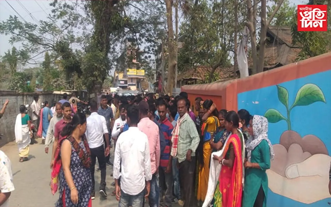 পথ নিৰ্মাণত বাধা! সাংবাদিকৰ বিৰুদ্ধে ধৰ্ণা জনতাৰ...