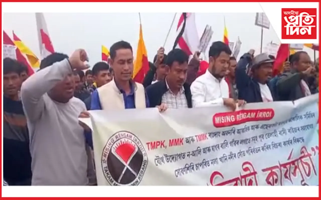 দুই কোটি টকীয়া নলা খনন প্ৰকল্পক কেন্দ্ৰ কৰি হাতে হাতে প্লে কাৰ্ড লৈ প্ৰতিবাদত নামিল ৰাইজ ...