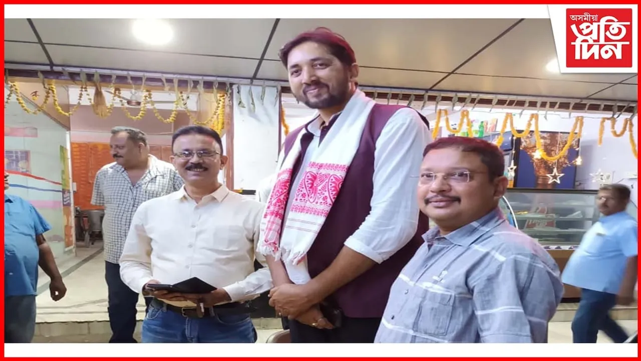 বিশ্বৰ তৃতীয় উচ্চতম ব্যক্তি নেপালৰ ৰাজন আহিল কামাখ্যাত সেৱা জনাবলৈ
