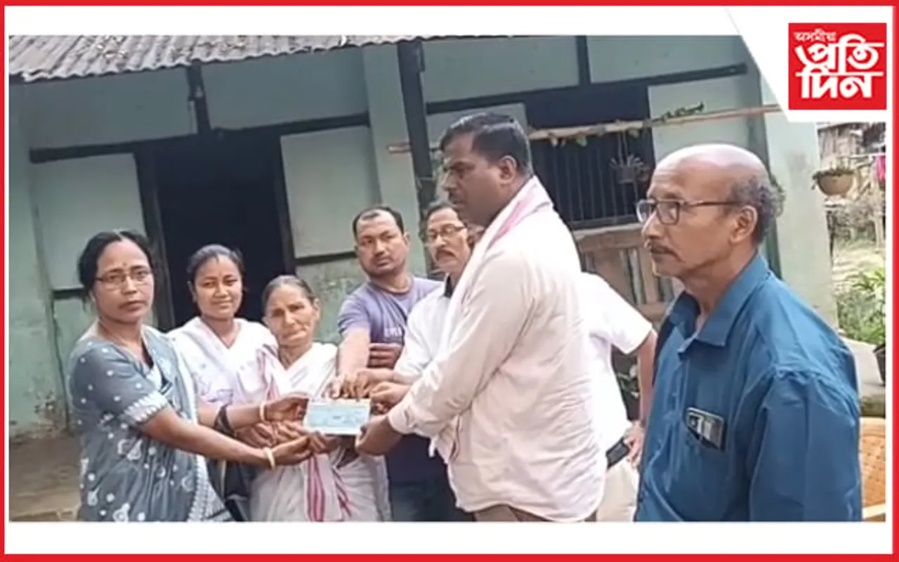 টেঙাখাতত বিদ্যুৎস্পৃষ্ট হৈ মৃত্যু হোৱা ব্যক্তিৰ পৰিয়ালক আৰ্থিক সাহাৰ্য...