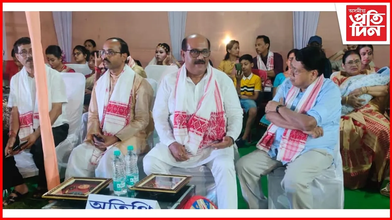 ডিমৰীয়া বিহু আদৰণি উৎসৱৰ সামৰণি : 'ডিমৰুৱা' উন্মোচন কৰে অসমীয়া প্ৰতিদিনৰ সম্পাদক জয়ন্ত বৰুৱাই   