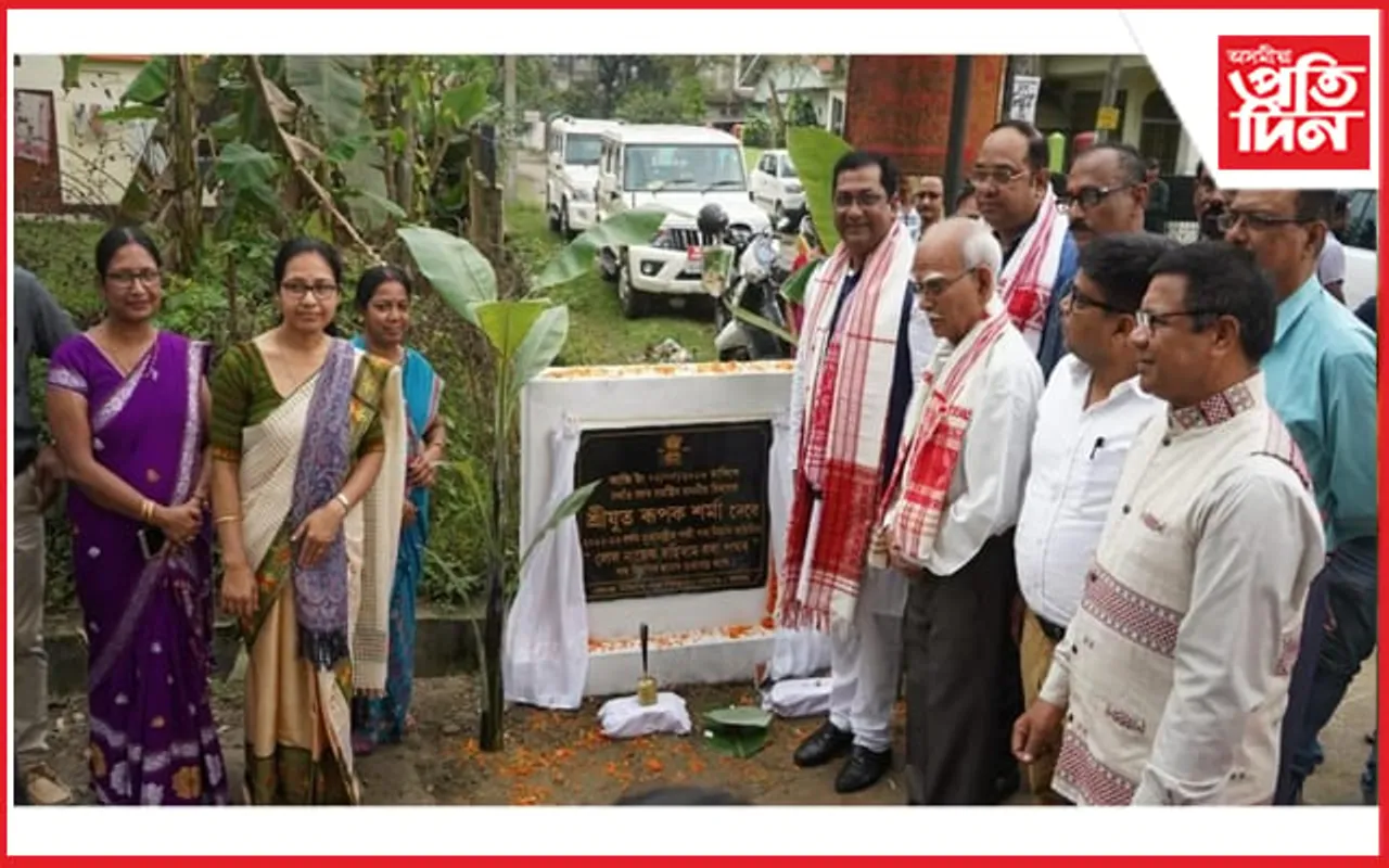 নগাঁৱত একেদিনাই ১৫ টাকৈ পথ নবীকৰণৰ আধাৰশিলা স্থাপন...