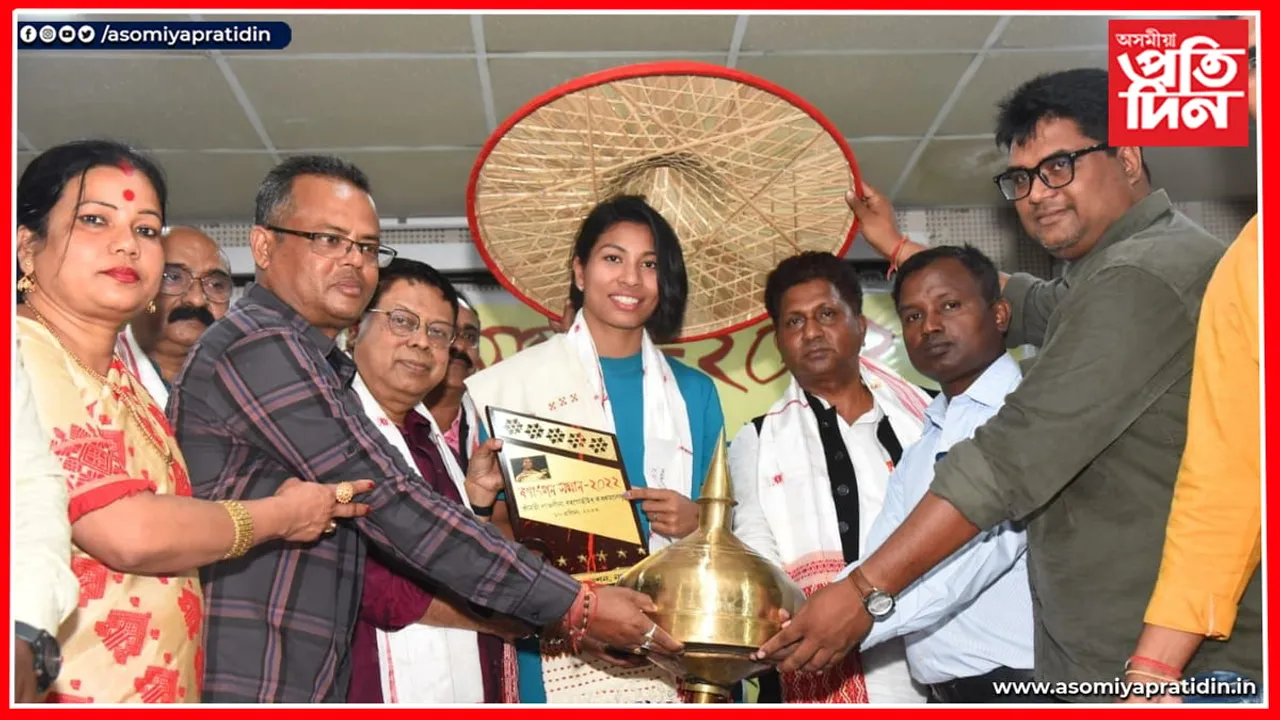 “বঁ‌টা বা সন্মানে আগুৱাই যোৱাৰ প্ৰেৰণা দিয়ে “   ৰণাংগন সন্মান লাভ লাভলীনাৰ