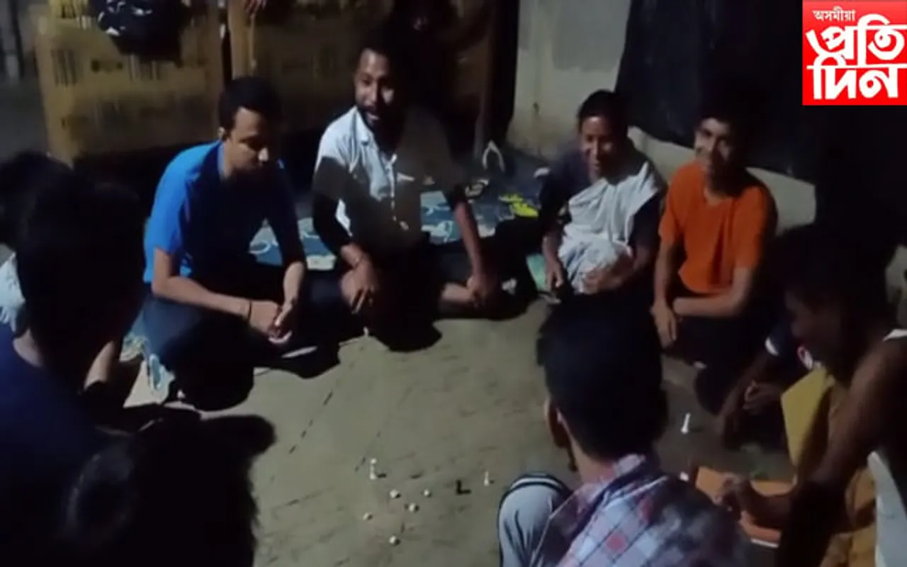 পুৰণিকলীয়া পৰম্পৰা ৰক্ষা কৰি চৰাইদেউ ঘৰে ঘৰে কড়ি খেল 