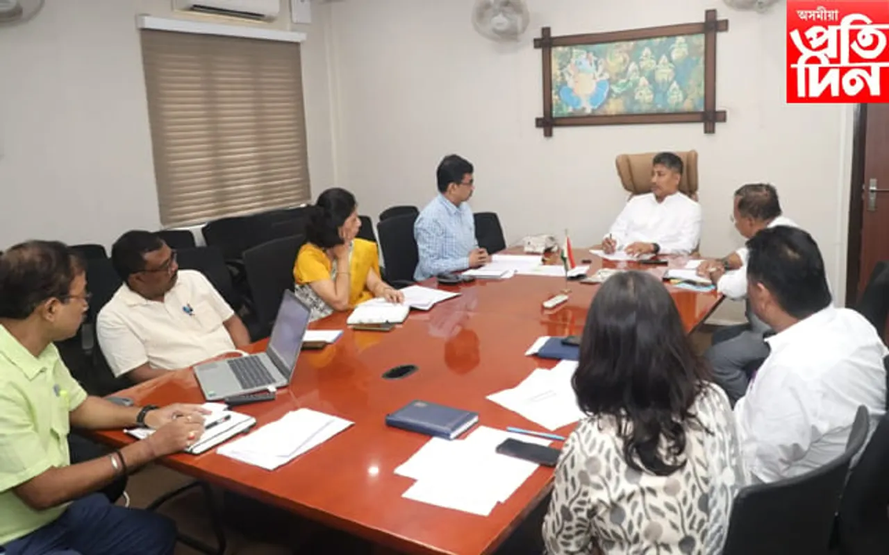 জনতা ভৱনত সামাজিক ন্যায় আৰু সৱলীকৰণ বিভাগৰ পৰ্যালোচনা: বৈঠকত মন্ত্ৰী পীযুষ হাজৰীকা...