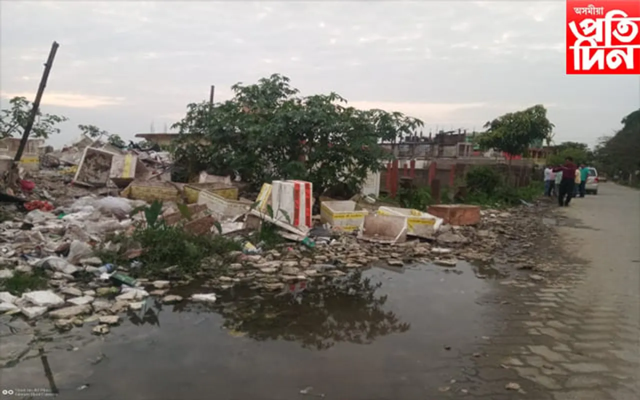 আৱৰ্জনাৰ দুৰ্গন্ধত অতিষ্ঠ সাধাৰণ জনতা...