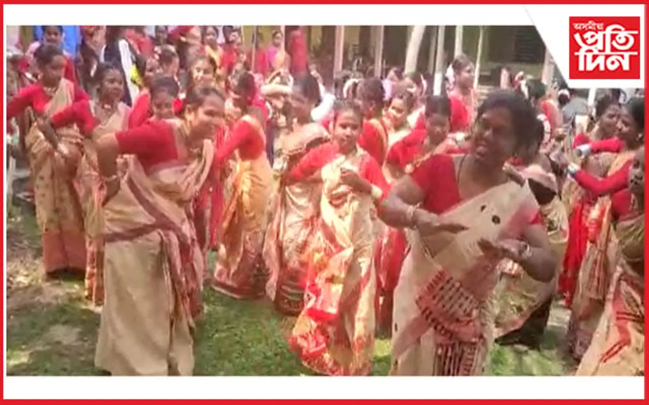 বঢ়মপুৰত "ব'হাগৰ দুপৰীয়া": ছাত্ৰী-শিক্ষয়ত্ৰীয়ে একেলগে ভাঙিলে কঁকাল...