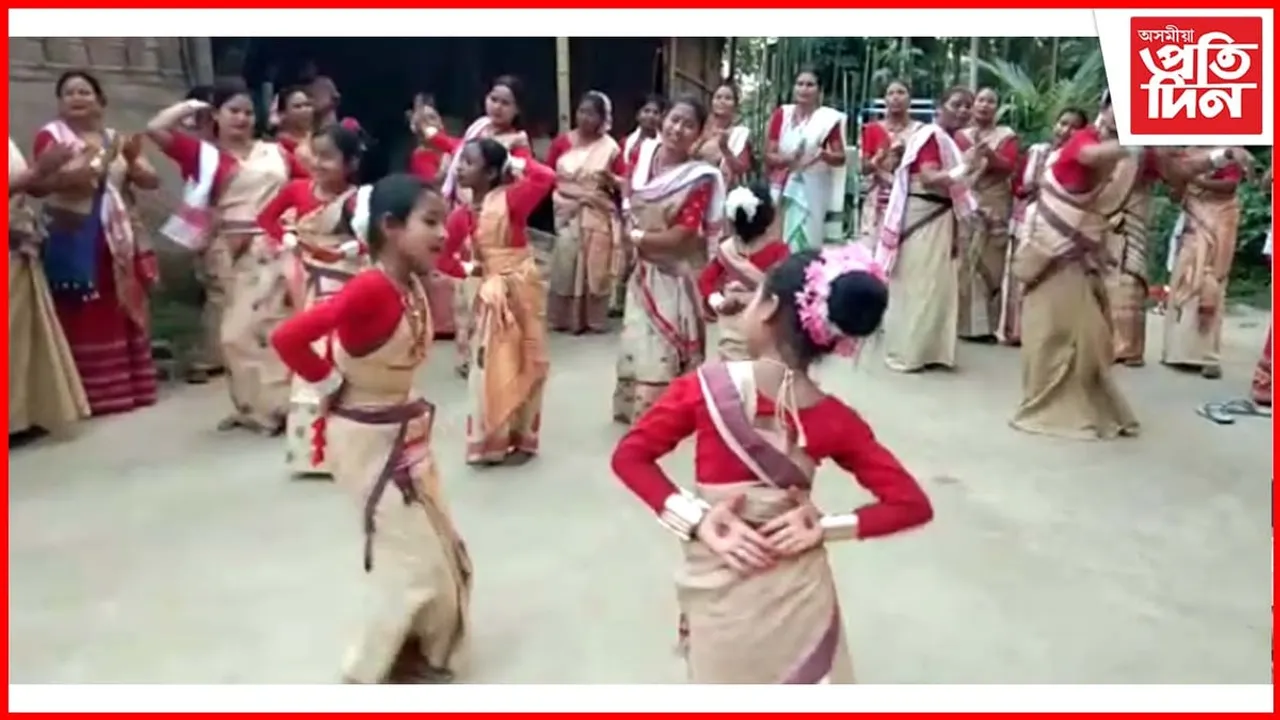 ৰাজহুৱা নামঘৰ নিৰ্মাণৰ পণ লৈ বিহু মাৰিবলৈ ওলাই আহিল টকৌবাৰী গাঁৱৰ দুই শতাধিক মহিলা