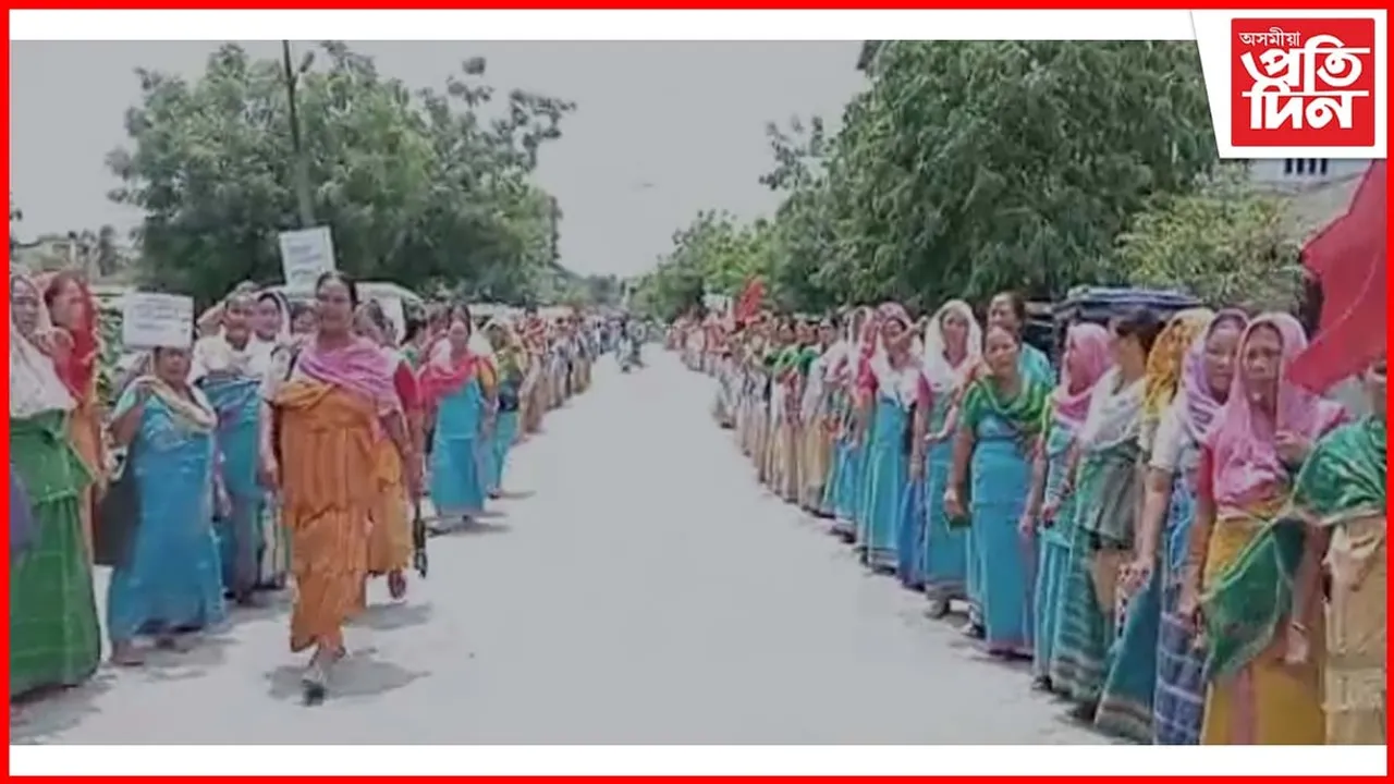 হাজাৰ হাজাৰ মহিলাৰ প্ৰতিবাদত কপি উঠিল মুছলপুৰ