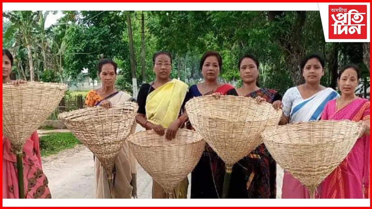 “সেউজীয়া আৰু পৰিষ্কাৰ গাওঁ” গঢ়ি তোলা প্ৰয়াস, চৰাইদেউত পুৱাই হাতে হাতে ঝাড়ুলৈ এজাক মহিলাৰ চাফাই অভিযান