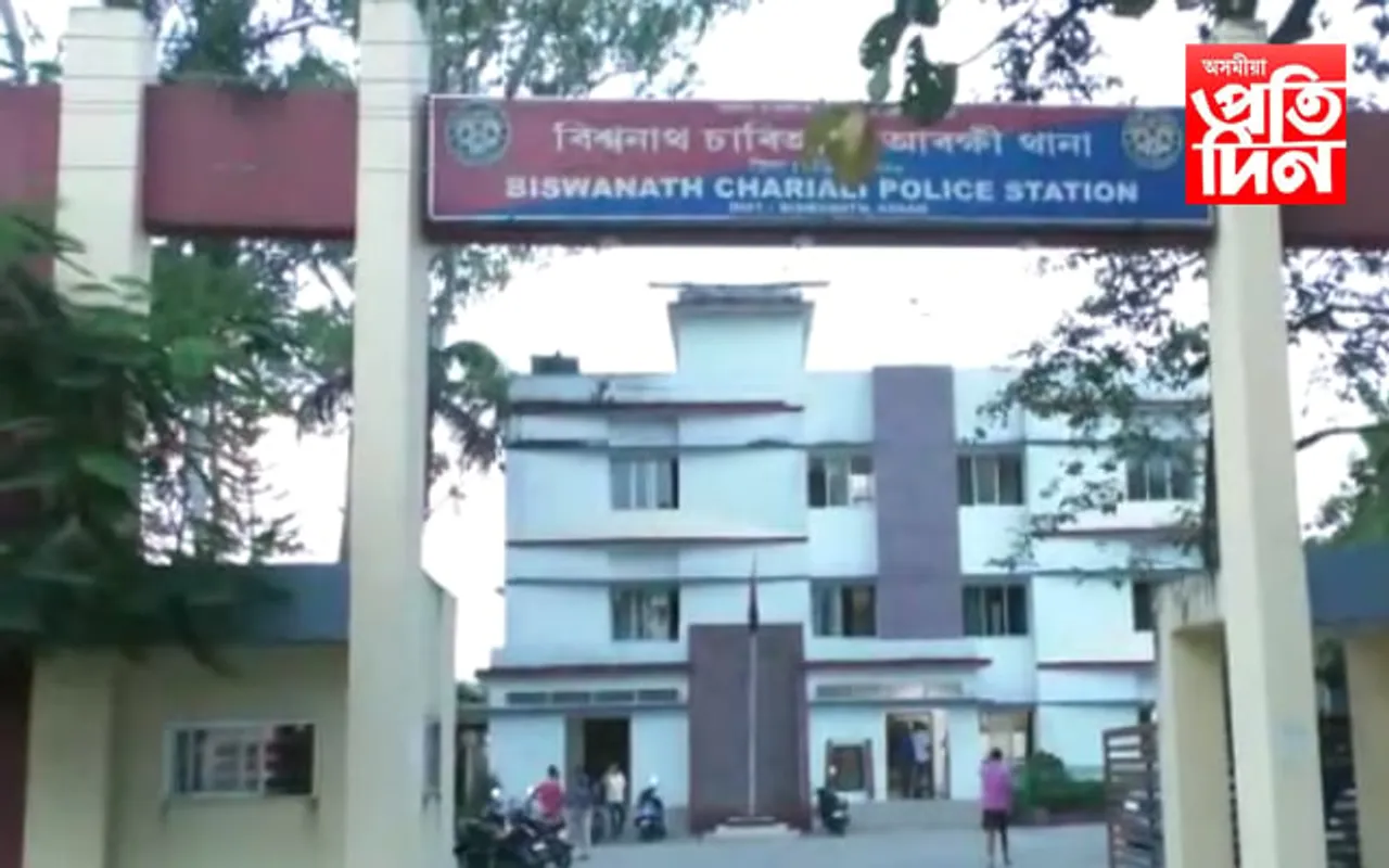 বিশ্বনাথত পিতৃ-মাতৃৰ কাজিয়াৰ দুৰ্ভোগ ভুগিল সন্তানে...