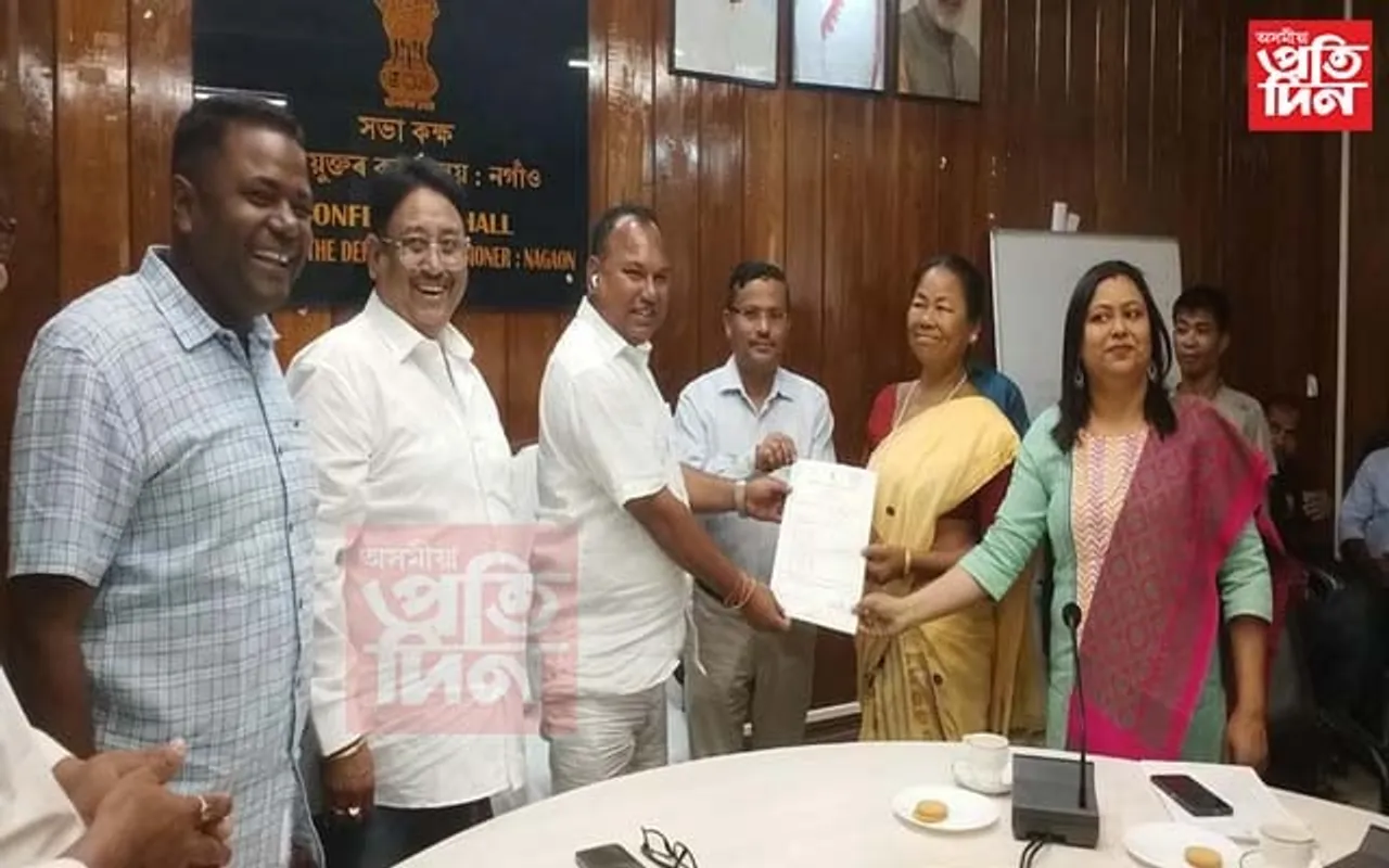 ৩৮ টা পৰিয়ালক নগাঁও জিলা উপায়ুক্তৰ সভাকক্ষত আনুষ্ঠানিকভাৱে মাটিৰ পট্টা প্ৰদান... 