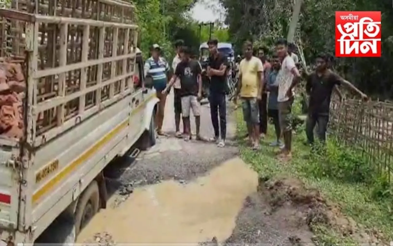মেলামৰা-বাদুলিপাৰ সংযোগী পথৰ দুৰৱস্থাক লৈ অতীষ্ঠ ৰাইজ...