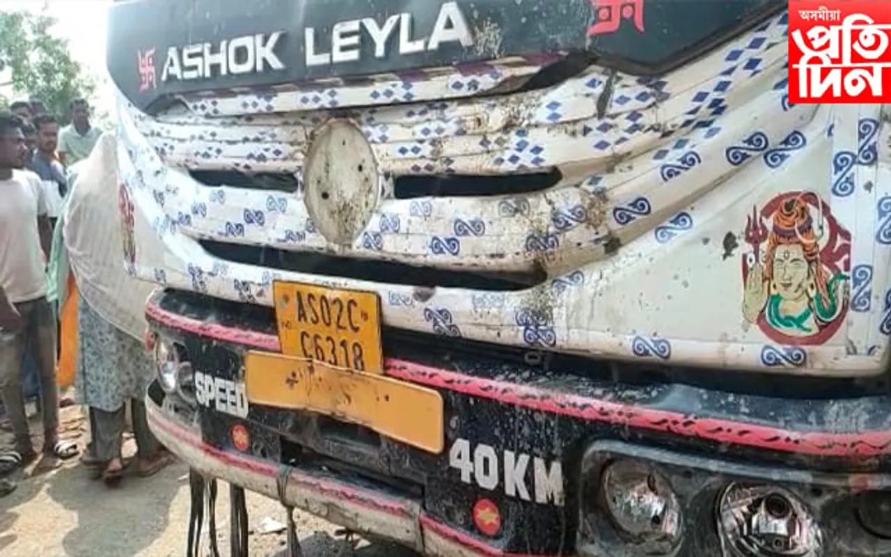 তীব্ৰবেগী ড্ৰাম্পাৰৰ খুন্দাত নিহত শিক্ষক