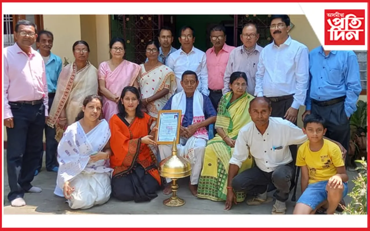 সদ্য অৱসৰ লোৱা অধ্যক্ষ, অভিযন্তা, চিকিৎসক আদিৰ এটা দলে ঘৰে ঘৰে গৈ সম্বৰ্ধনা জনালে একালৰ শিক্ষাগুৰুক...