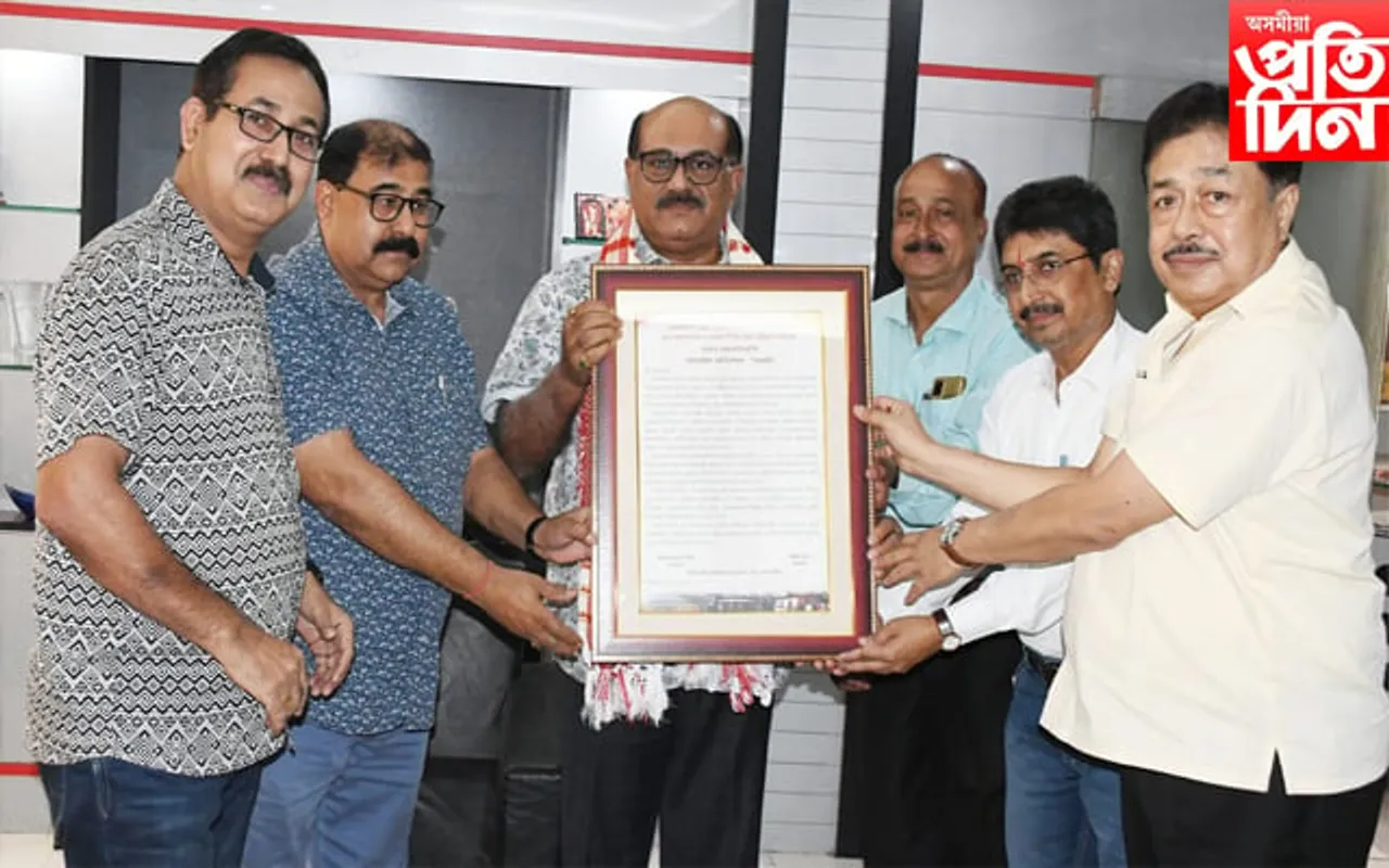 'হেমকোষ'ৰ ব্ৰেইল সংস্কৰণৰ প্ৰকাশক জয়ন্ত বৰুৱাক সাহিত্যৰথী লক্ষ্মীনাথ বেজবৰুৱা স্মৃতিৰক্ষা সমিতিৰ সম্বৰ্ধনা 