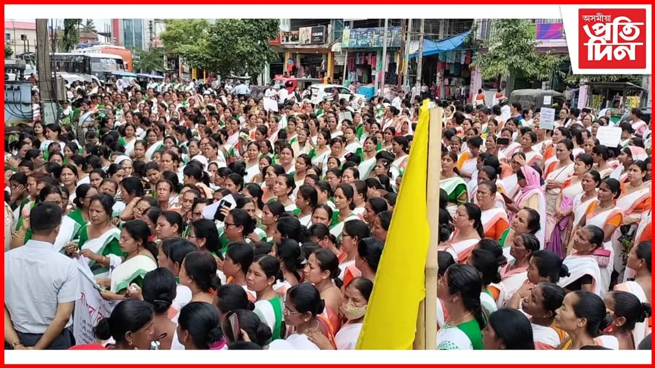 ধেমাজিত অঙ্গনবাড়ী কৰ্মী আৰু সহায়িকা সন্থাৰ বিশাল প্ৰতিবাদ