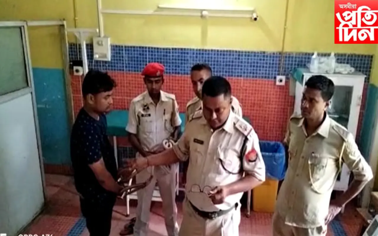 অৱশেষত হাতত ৰুমালৰ পৰিৱৰ্তে হেণ্ডকাফ পিন্ধি দৰা আহিল আৰক্ষীৰ গাড়ীত...