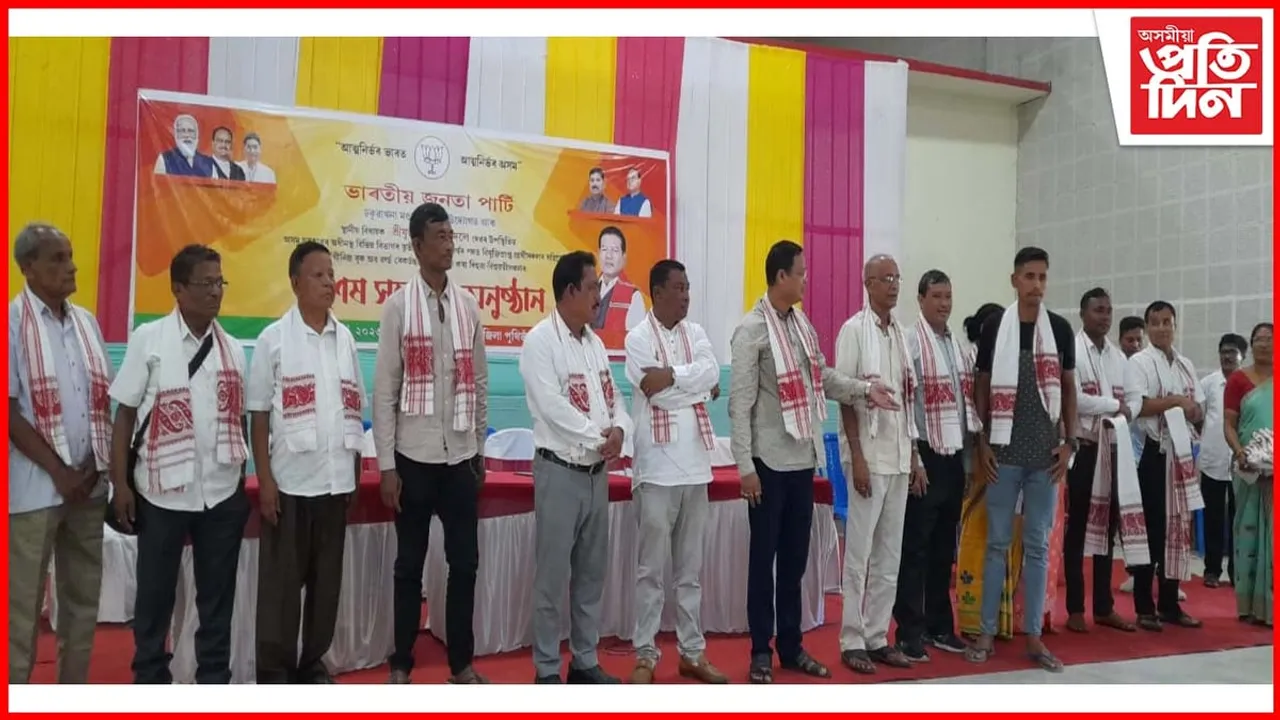 ঢকুৱাখনাত চৰকাৰে নিষিদ্ধ কৰা গামোচাৰে সম্বৰ্ধনা বিজেপিৰ...