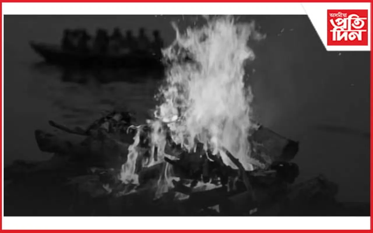 প্ৰিয় বন্ধুৰ মৃত্যু, শোকত এজনে জাপ দিলে  চিতাত...