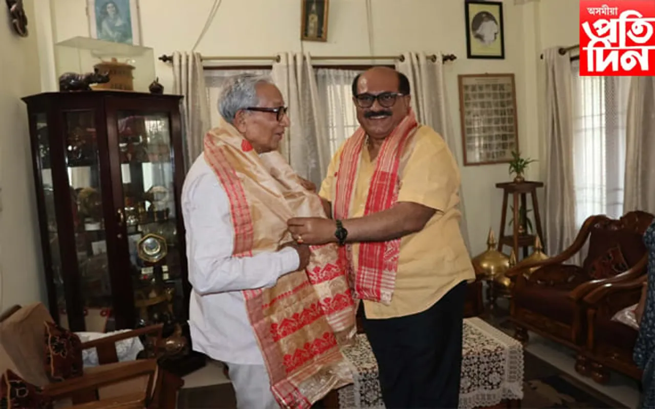 ডিব্ৰুগড় উপস্থিত হৈ মিতভাষৰ স্ৰষ্টা নগেন শইকীয়াৰ আশিস ল'লে 'অসমীয়া প্ৰতিদিন'ৰ সম্পাদক জয়ন্ত বৰুৱাই...