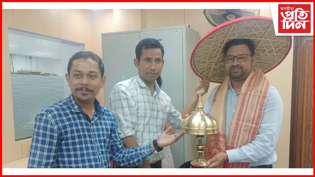 ভাৰতীয় ষ্টেট বেংক ধেমাজি শাখাৰ মুখ্যপ্ৰৱন্ধক বৈকুণ্ঠ ফুকনক বিদায় সম্বৰ্ধনা  