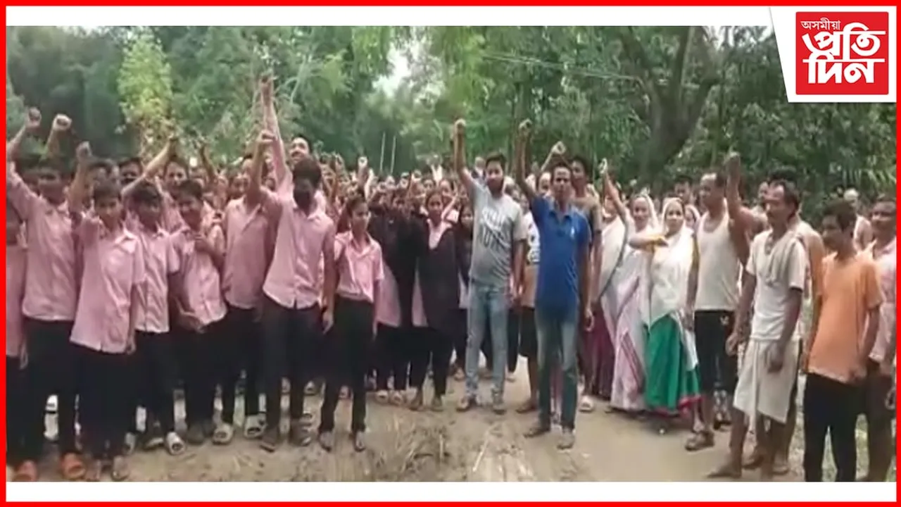 চিলাপথাৰত পথ নিৰ্মাণৰ দাবীত ধৰ্ণা...