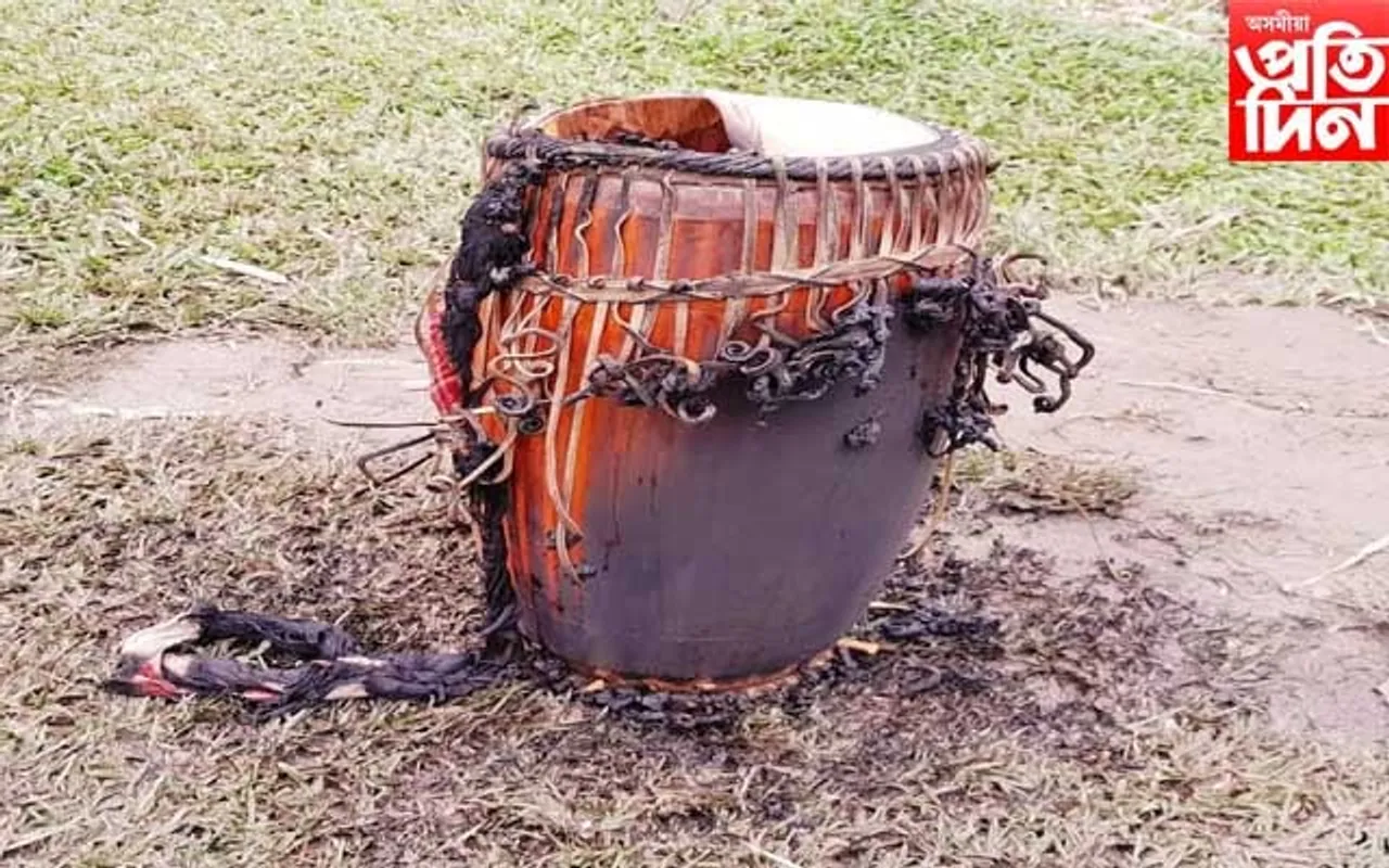 চিলাপথাৰত কোনে জ্বলাই দিলে অসমীয়াৰ স্বাভিমান গামোচা আৰু ঢোল?