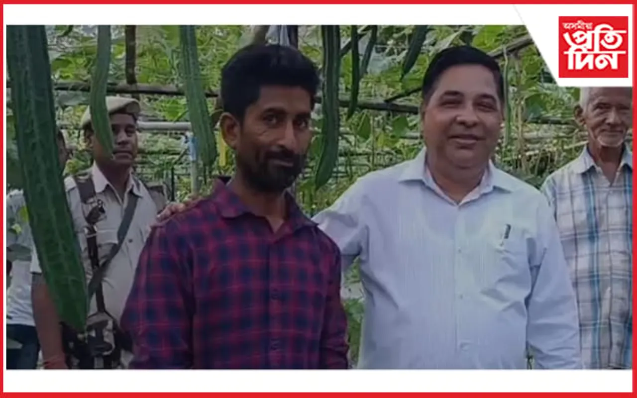 যুৱ কৃষক শৰৎ বৰুৱাৰ ক’লা জিকাৰ কৃষিভূমিত উপস্থিত জিলা উপায়ুক্ত দেৱ কুমাৰ মিশ্ৰ