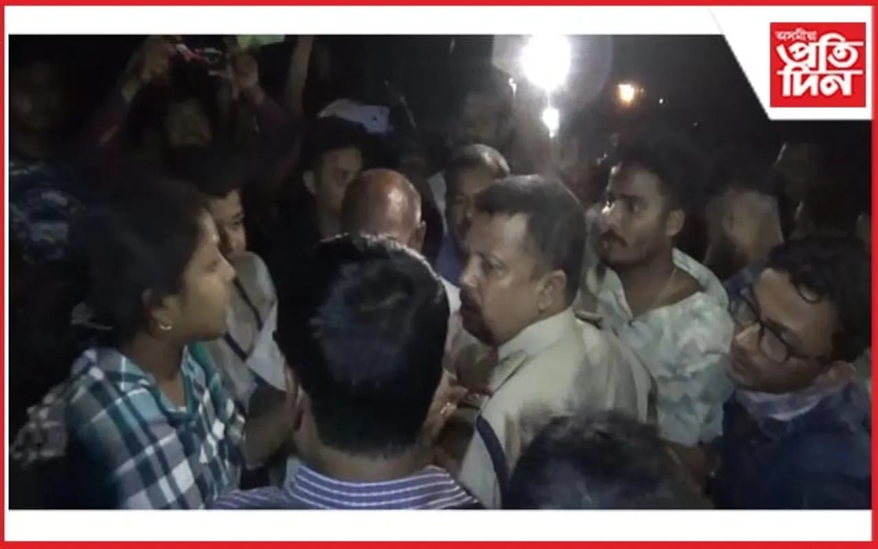 অগ্নিনিৰ্বাপক বাহিনীৰ বাহনত শিলগুটি নিক্ষেপ, কৰ্তব্যৰত আৰক্ষীক দুৰ্ব্যৱহাৰ অভিযোগত আটক চাৰিজনক...
